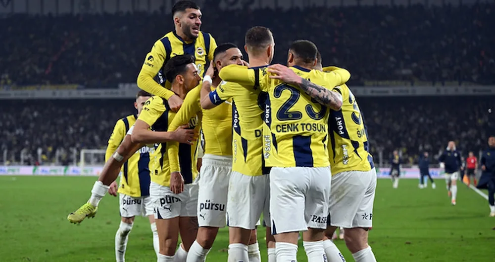 Fenerbahçe oyuncuları gol sonrası birlikte sevinirken