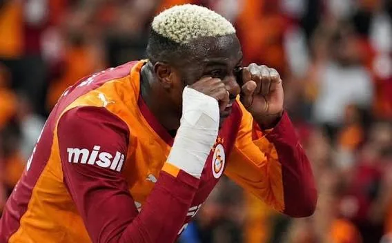 Galatasaraylı Osimhen gol sevinci yaparken