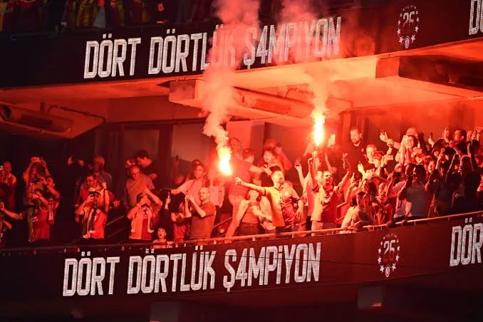 Galatasaray taraftarı şampiyonluğu meşalelerle kutlarken